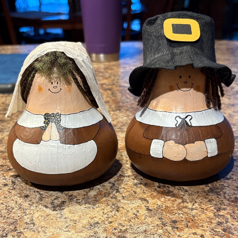 Charming Pilgrim Figurines Set - Brown and Black